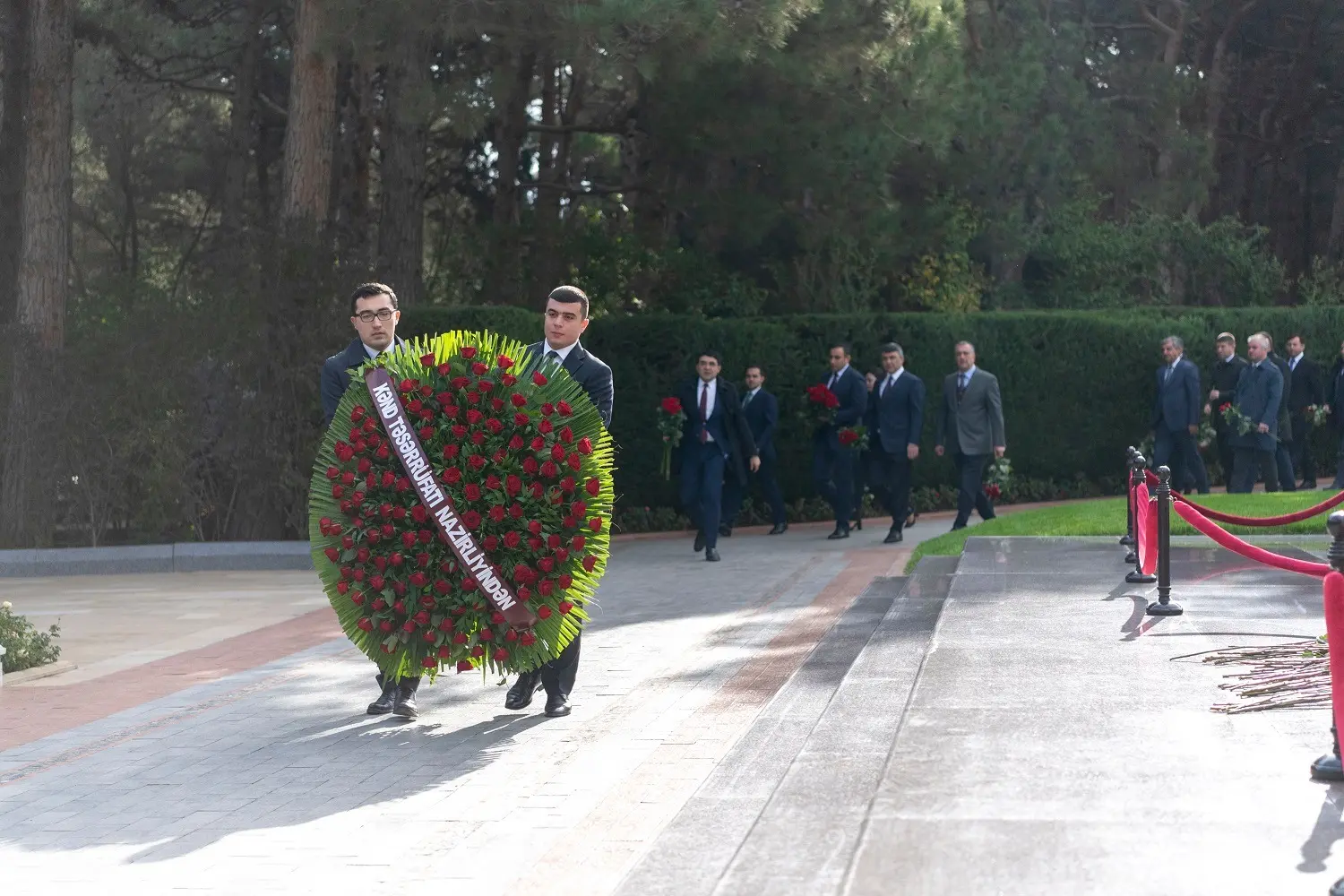 Kənd Təsərrüfatı Nazirliyinin kollektivi peşə bayramı münasibətilə Fəxri Xiyaban və Şəhidlər Xiyabanını ziyarət edib