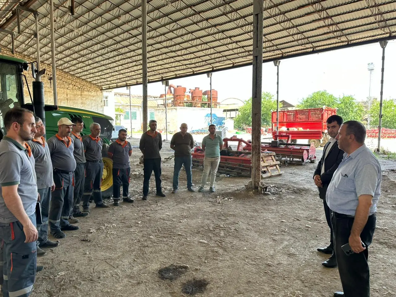 Bölgələrdə taxıl biçininə hazırlıqla bağlı texnika istifadəçiləri maarifləndirilir və onlara səyyar xidmət göstərilir