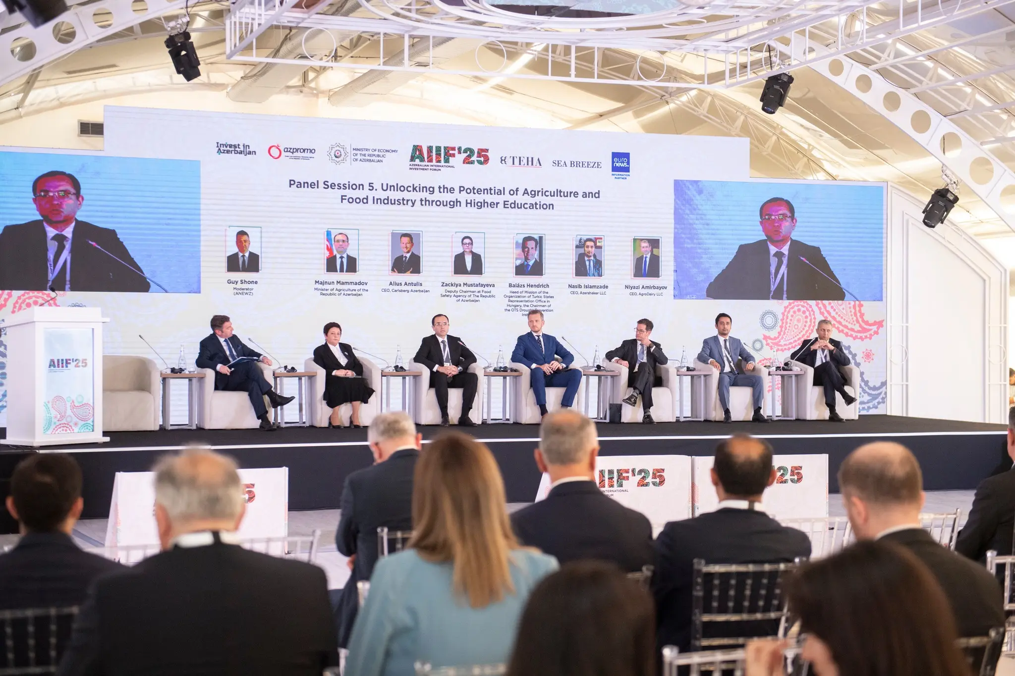 Nazir Məcnun Məmmədov “I Azərbaycan Beynəlxalq İnvestisiya Forumu” çərçivəsində keçirilən panel sessiyada çıxış edib