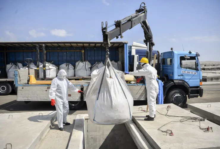 Aqrar Xidmətlər Agentliyinin mütəxəssisləri Samuxdan təhlükəli tullantıların Cəngi Pestisid Poliqonuna daşınmasını təmin edirlər