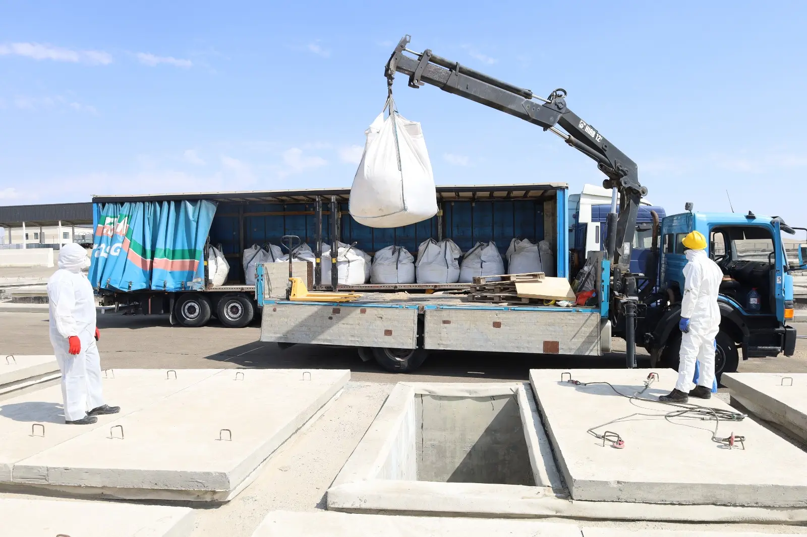 AXA mütəxəssisləri tərəfindən təhlükəli tullantıların Cəngi Pestisid Poliqonuna daşınması davam etdirilir